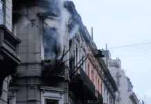 Incendio en un edificio de San Nicolás: dramático escape de una mujer de las llamas por uno de los balcones