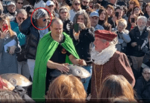 Pablo Alarcón actuó a la gorra para una multitud en Plaza Francia y recibió una emotiva ovación