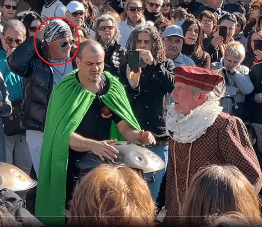 Pablo Alarcón actuó a la gorra para una multitud en Plaza Francia y recibió una emotiva ovación