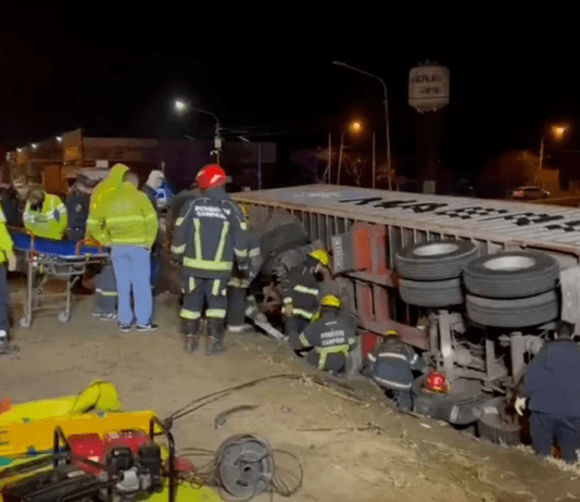 Accidente fatal en Campana: un camión volcó, chocó a un auto estacionado en la banquina y murió una nena de 9 años