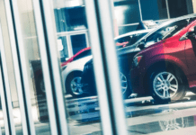 ¿Vender o no vender? Las concesionarias de autos abrieron sus puertas este lunes sin precios