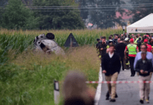 El impactante momento en el que un avión militar italiano se estrella contra el suelo y causa la muerte de una niña de 5 años