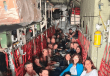 Llegó a Roma el avión Hércules que evacuó de Israel a un grupo de ciudadanos argentinos