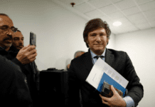 Javier Milei minimiza las denuncias en su contra y las toma de impulso para instalar que gana en primera vuelta