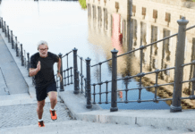 Seis estrategias para convertir una caminata en un ejercicio completo de abdominales