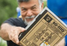 Creó un juguete que dura 400 años para dar un mensaje y en el proceso logró reciclar toneladas de plástico