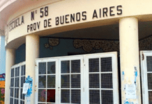 Escándalo en una escuela de La Plata: revisó el celular de su hijo y descubrió mensajes y fotos de la maestra