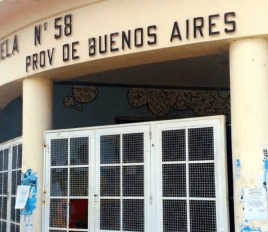 Escándalo en una escuela de La Plata: revisó el celular de su hijo y descubrió mensajes y fotos de la maestra