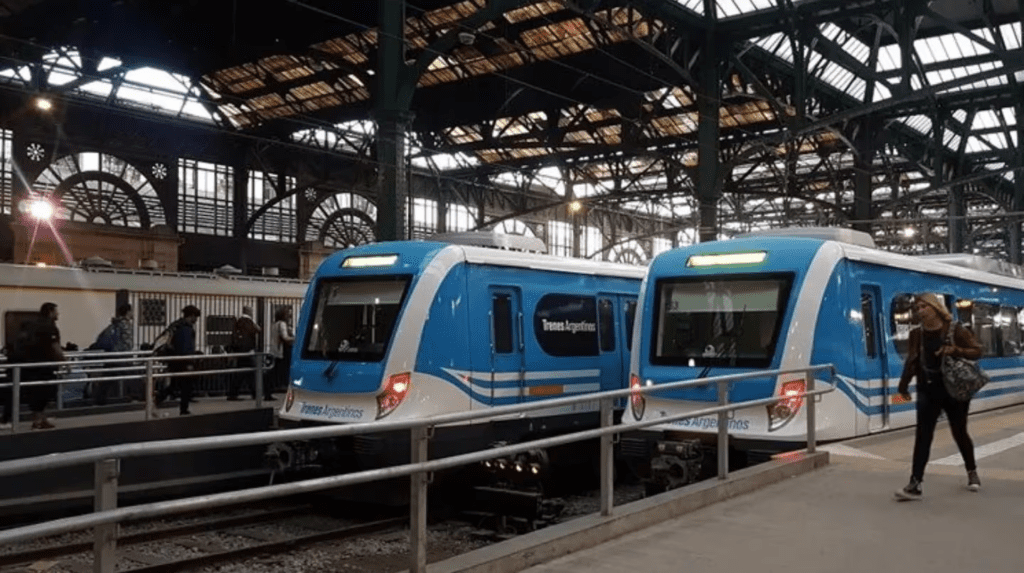 Los trenes restablecen el servicio: la policía no encontró explosivos tras una amenaza en Constitución