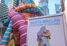 Una gigantesca escultura inflable de Marta Minujín sorprende en Times Square