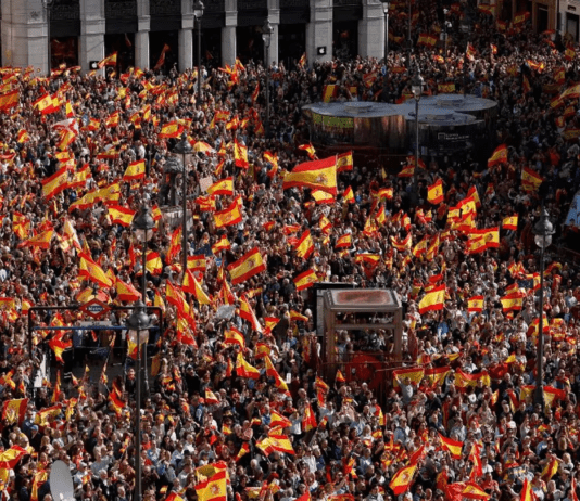 Multitudinarias marchas contra la amnistía a independentistas catalanes pactada por Pedro Sánchez
