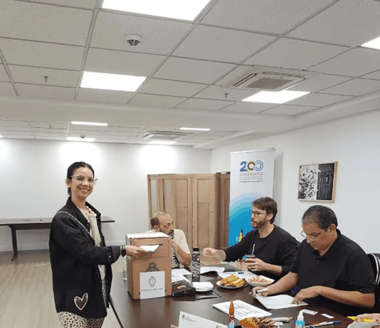 Avanza la votación de los argentinos en el exterior: buena concurrencia en Madrid y demoras en otros consulados