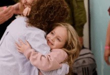 Los emotivos reencuentros entre los rehenes israelíes liberados y sus familias