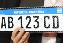 Por la demora en la entrega de las chapas metálicas, el Gobierno autorizó a circular con patentes de papel