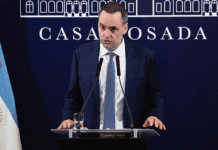 El Gobierno anunció una fuerte reducción de cargos políticos y la suspensión de la pauta oficial por un año