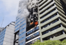 Explosión e incendio en el edificio lindero al Ministerio de Trabajo: más de 15 personas fueron trasladadas