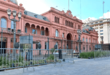 La Casa Rosada amaneció vallada como medida de prevención ante las marchas piqueteras del 20 diciembre