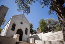 Su abuelo construyó la primera capilla de Pinamar en 1917, pero la arena la sepultó y se propuso recrearla a partir de fotos