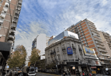 Un hombre agredió a su pareja y se atrincheró con su hijo en la terraza de un edificio