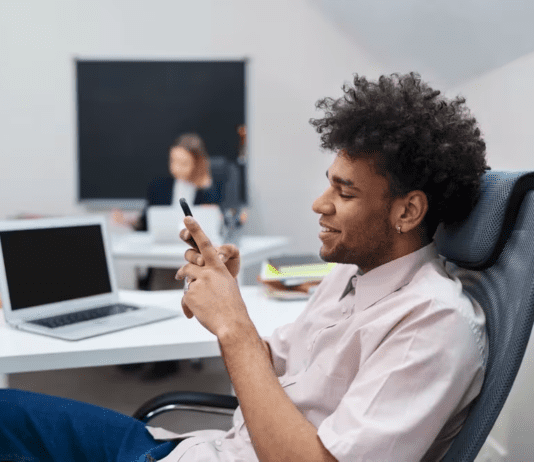 Qué aplicaciones de celular pueden ayudar a personas neurodivergentes en las aulas escolares