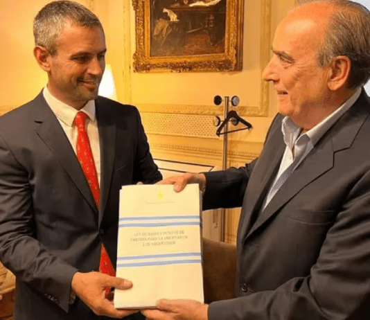 Reuniones dentro y fuera del Congreso por la Ley Ómnibus en momentos de sensibilidad en el Gobierno
