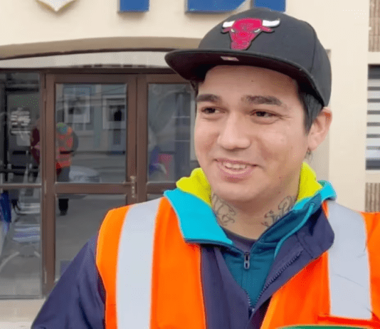 Un recolector de basura encontró un bolso con US$30.000, lo devolvió y se conmovió con la historia del dueño