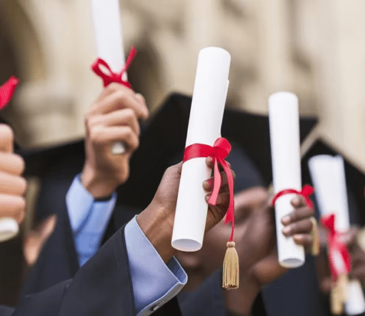 ¿Qué sucede con la distribución de las calificaciones de los estudiantes cuando usan IA?