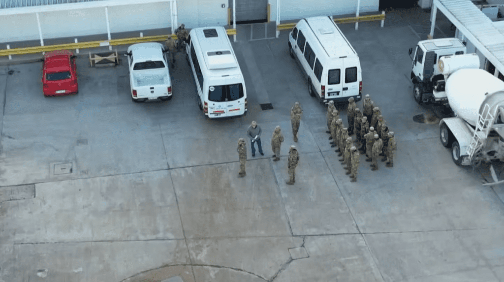Tras la polémica, el Ejército llegó al depósito de Villa Martelli para repartir los alimentos en comedores