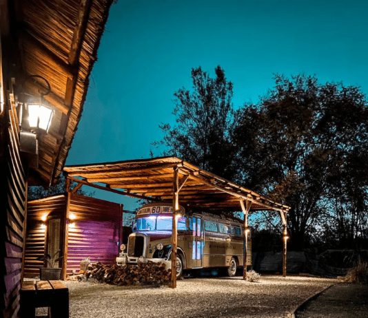 Remodeló un colectivo de la línea 60 y lo convirtió en un hotel de lujo en Buenos Aires