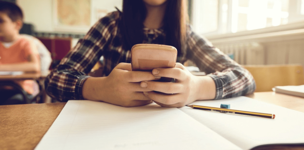 Prohibición de Celulares en Escuelas: Aumenta el Aprendizaje en CABA