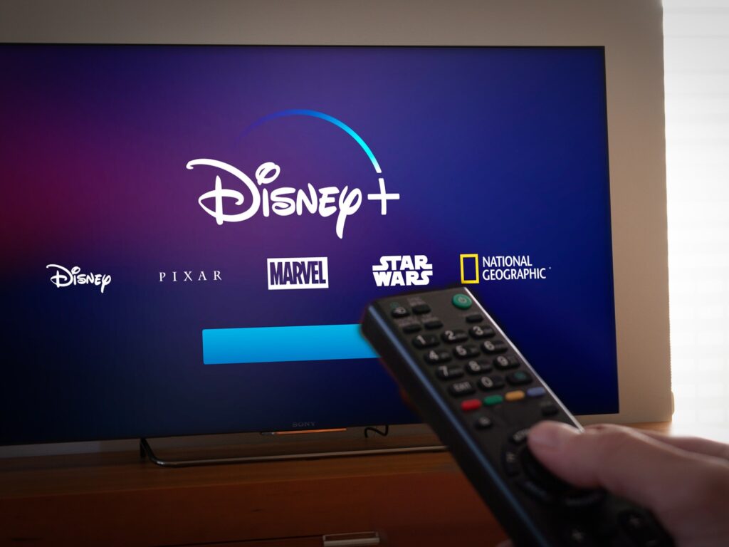 Aumento de Precios de Disney+ y Polémica con Kimmel Sacuden el Streaming