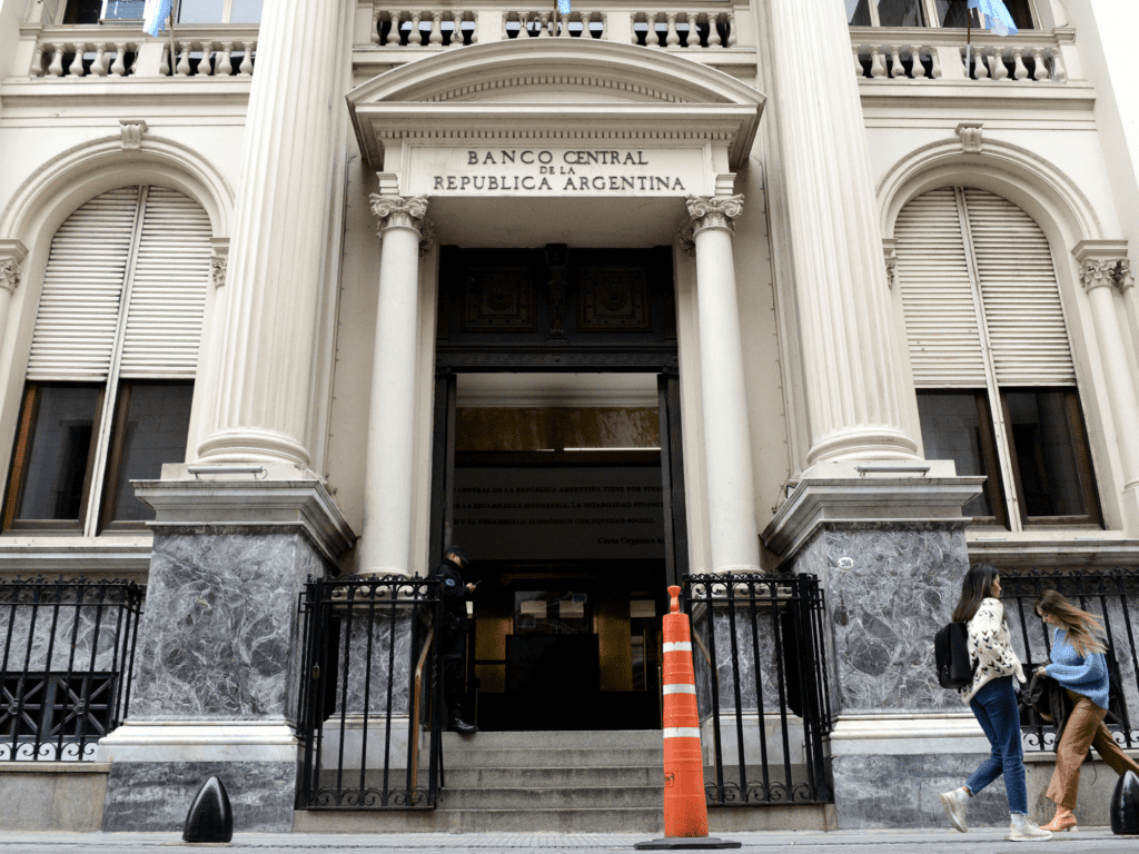 Escalada del dólar a $1.480: expectación sobre Banco Central Argentina