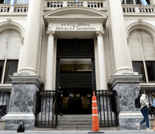 Escalada del dólar a $1.480: expectación sobre Banco Central Argentina