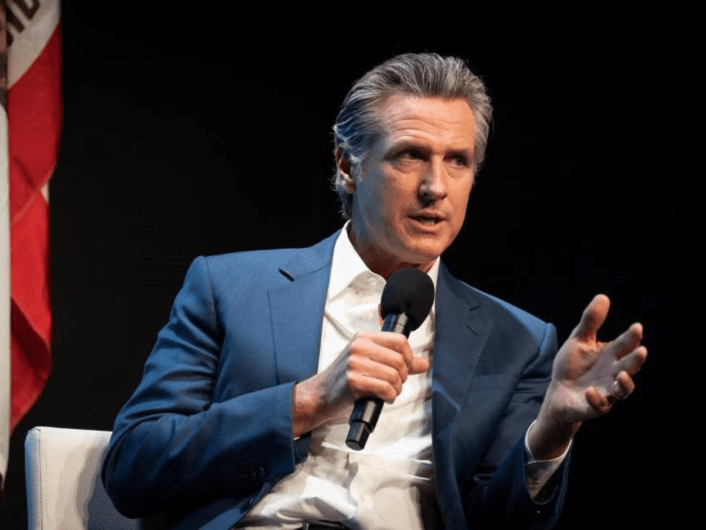 La Voz Enigmática de Gavin Newsom Cautiva las Redes Sociales