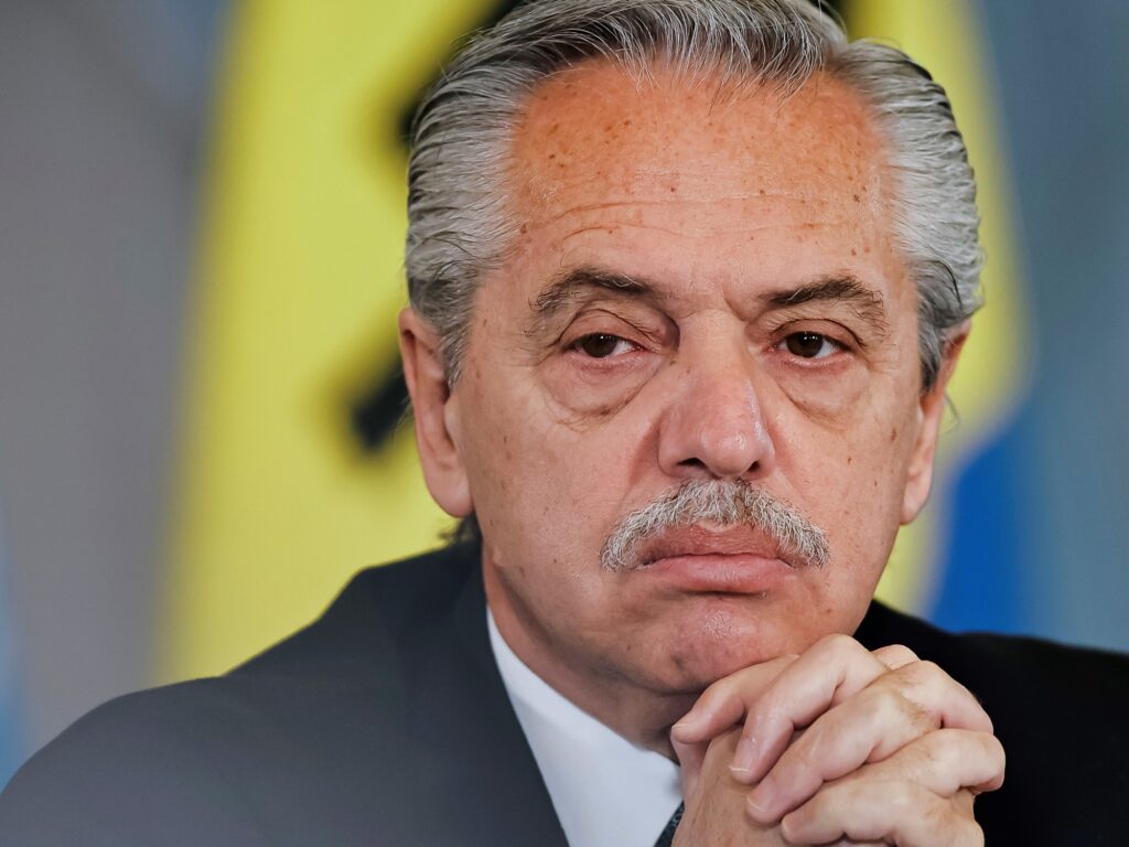 Alberto Fernández procesado por violencia de género; juez apartado