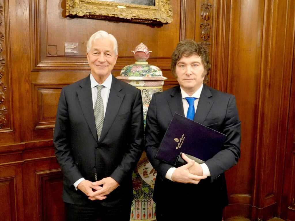 Bancos Celebran Triunfo de Milei y Exigen Reformas Cambiarias Urgentes