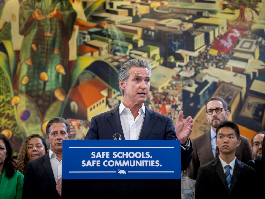 Gavin Newsom impulsa reformas progresistas e influye en EE.UU.