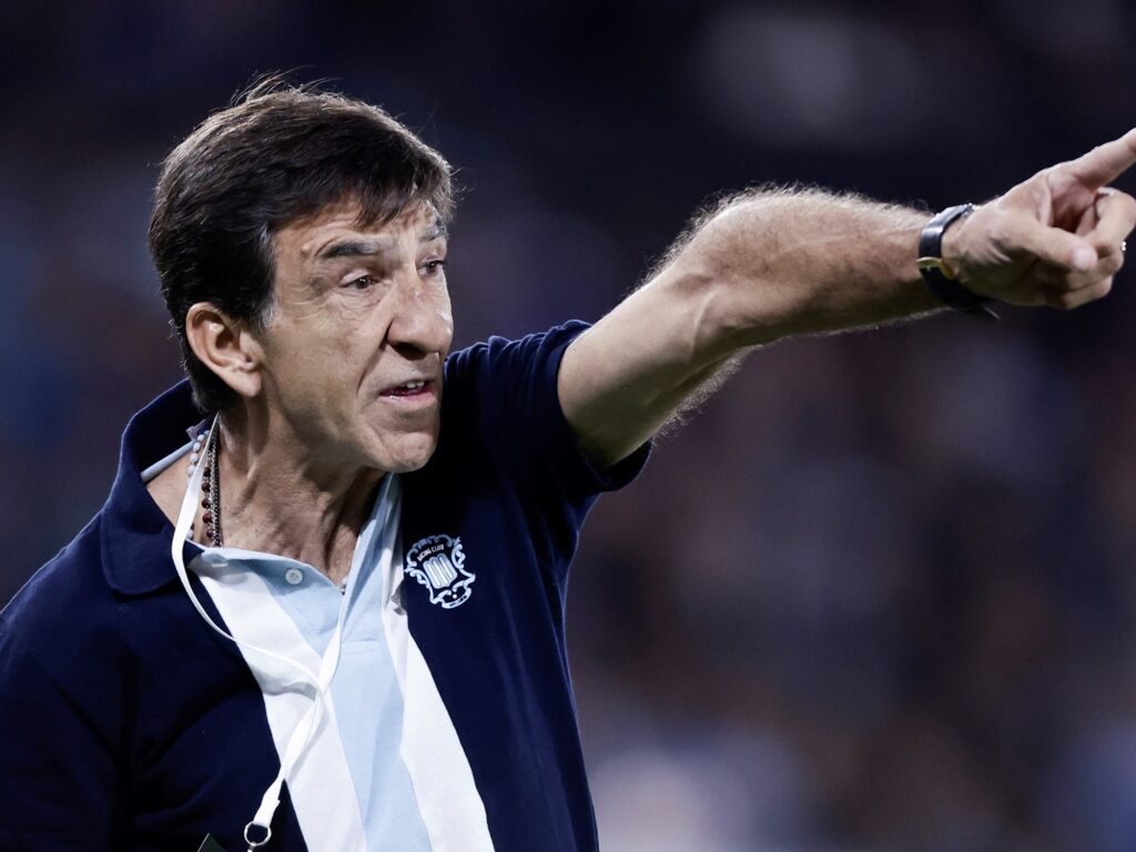 Gustavo Costas enfrenta decisión clave ante oferta de Milito en Racing