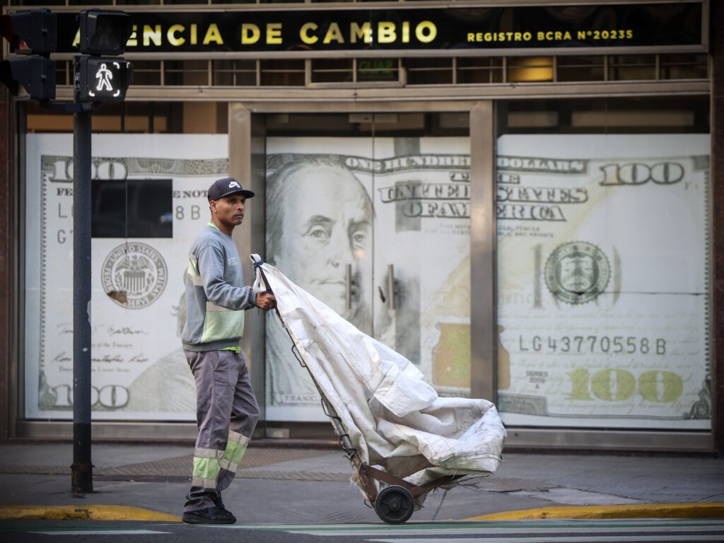 Pago de US$ 850M al FMI reduce reservas mientras dólar cae en Argentina