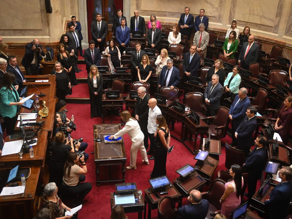 Senado Argentino: Oficialismo Gana, Cristina Kirchner Cede Poder