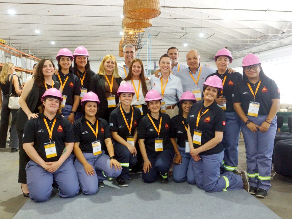 Sika Revoluciona: Planta de Construcción Solo para Mujeres en Chaco