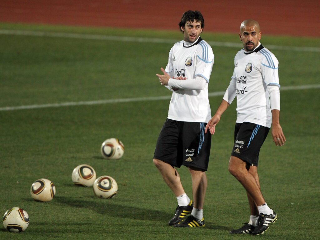 Racing vs Estudiantes: Milito y Verón en Duelo Histórico por el Título