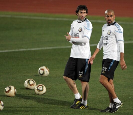 Racing vs Estudiantes: Milito y Verón en Duelo Histórico por el Título