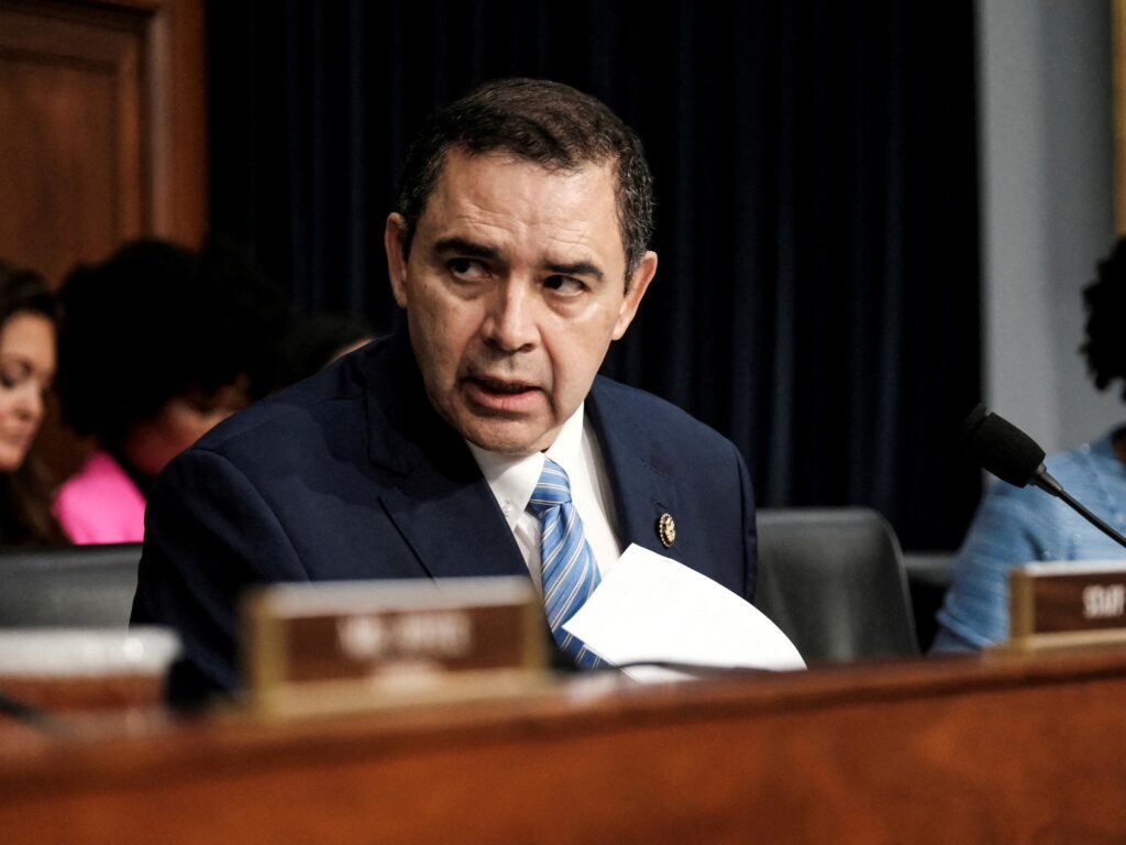 Trump acusa a Cuellar de deslealtad; el demócrata responde firme