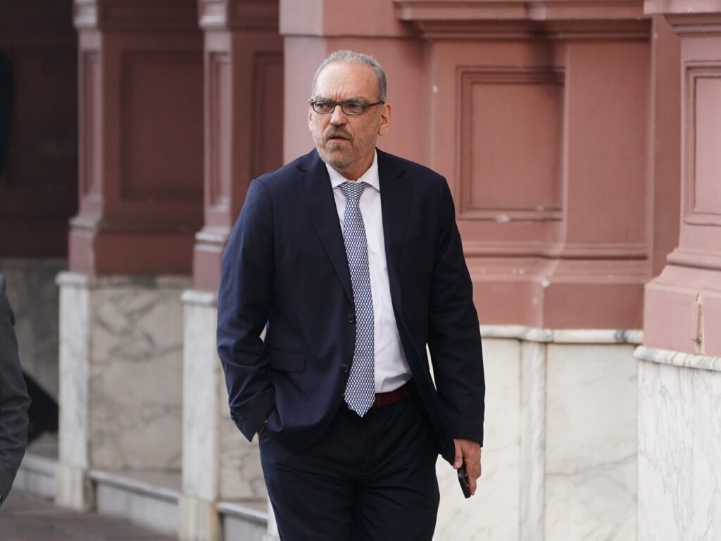 Fernando Iglesias enfrenta contratiempos en su debut como embajador en Bélgica