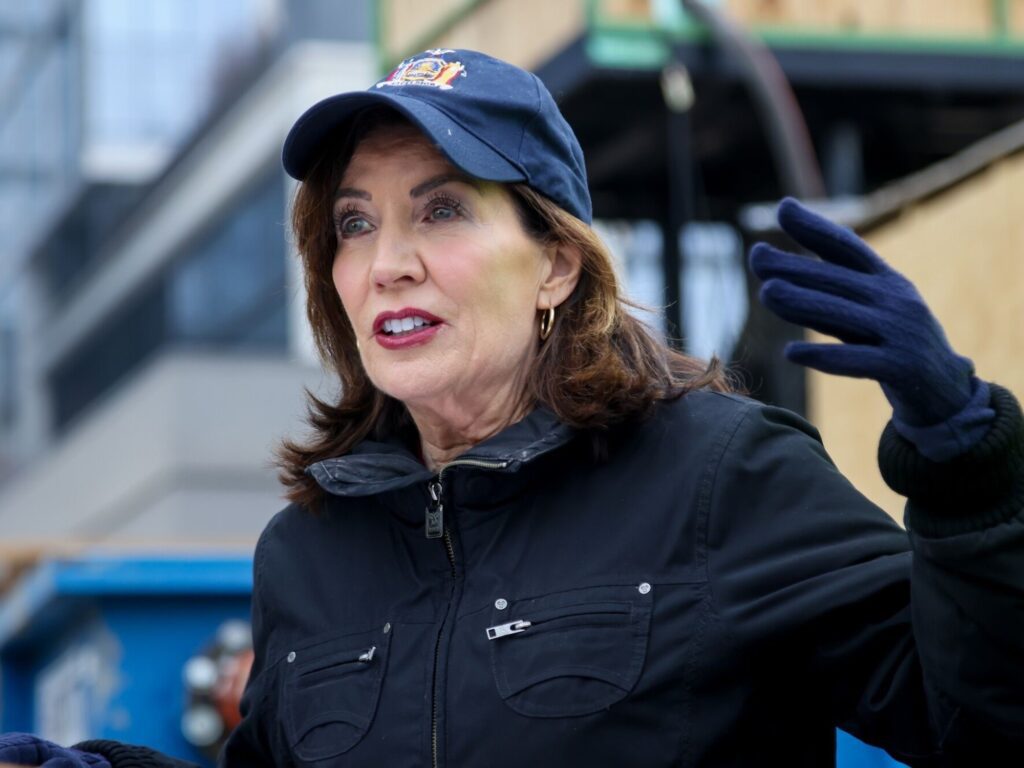 Hochul destina $2 mil millones para viviendas asequibles en NY