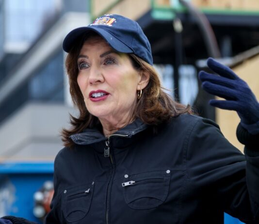Hochul destina $2 mil millones para viviendas asequibles en NY