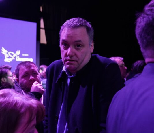 Controversia: Adorni y el Vuelo Presidencial en Crisis Política