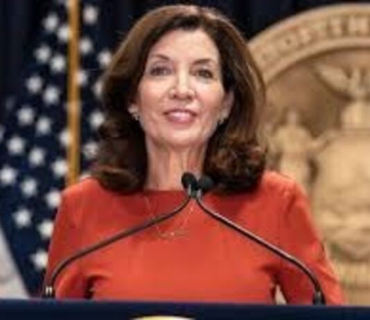 Kathy Hochul impulsa cuidado infantil universal en Nueva York