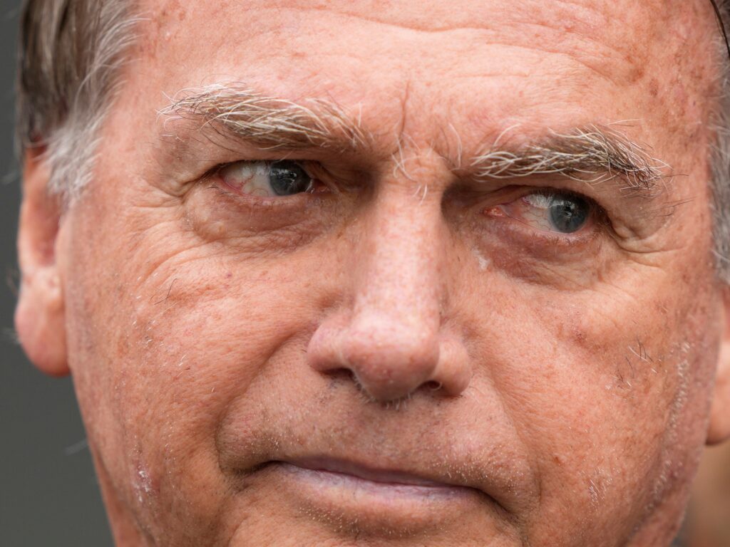 Mejora la salud renal de Bolsonaro, pero sigue en terapia intensiva